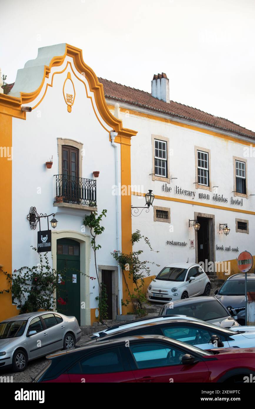 The Literary Man Óbidos Hotel, Óbidos, Portugal. Ein 4-Sterne-Literaturhotel mit 27 Zimmern, das angeblich das größte Literaturhotel der Welt ist. Es befindet sich in einem renovierten Kloster aus dem 19. Jahrhundert, direkt außerhalb der Dorfmauer auf der Rua D` João d`Ornelas. Stockfoto